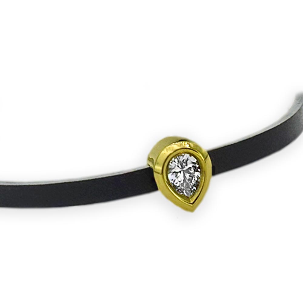 دستبند طلا دخترانه با بند چرم طوسی و آویز اشکی زیرکونیا – مدل ZG-B-036