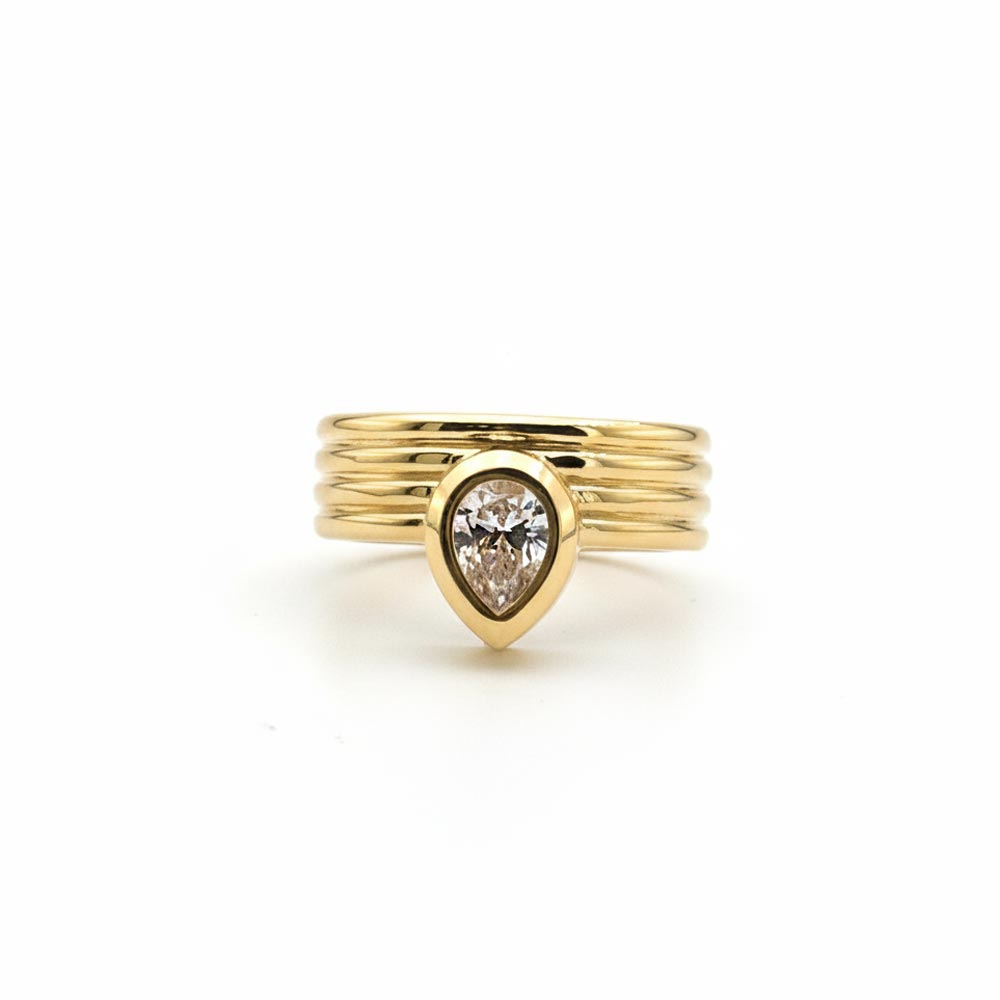 انگشتر طلا پهن زرد طرح شیاردار با سنگ اشک زبرا گلد | ZG-R-055